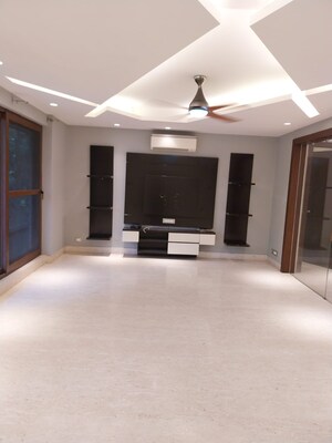 Room in 4 BHK Builder Floor at Dlf Phase ii – for Sale