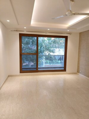 Room in 4 BHK Builder Floor at Dlf Phase ii – for Sale