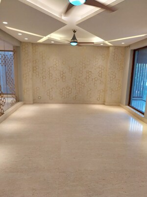 Room in 4 BHK Builder Floor at Dlf Phase ii – for Sale