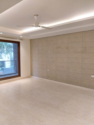 Room in 4 BHK Builder Floor at Dlf Phase ii – for Sale