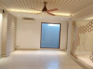 Building Lobby in 4 BHK Builder Floor at Dlf Phase ii – for Sale