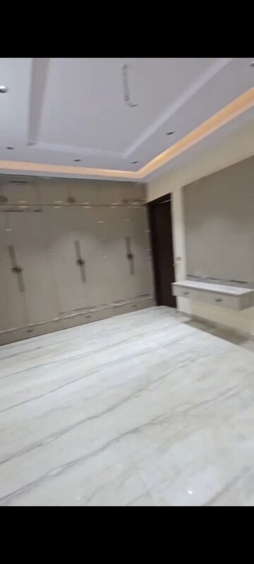 Room in 2.5 BHK Builder Floor at Ashok Nagar – for Rent