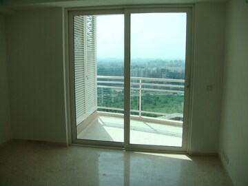 Room in 4 BHK Apartment at DLF Park Place, Sector 54 – for Rent