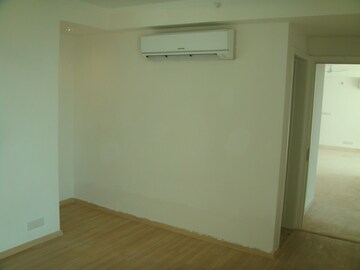 Room in 4 BHK Apartment at DLF Park Place, Sector 54 – for Rent