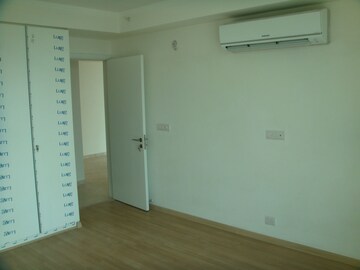 Room in 4 BHK Apartment at DLF Park Place, Sector 54 – for Rent