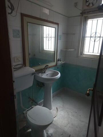 Bathroom in 3 BHK Builder Floor at Eros Rosewood City, Sector 49 – for Rent