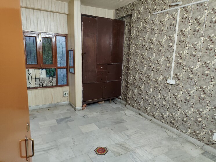 Room, hazratganj 3 Bedroom 1800 Sq.Ft. Apartment In Hazratganj Lucknow 8627548