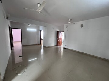 Room in 3 BHK Apartment at Hamlin Apartment, Sector 43 – for Rent