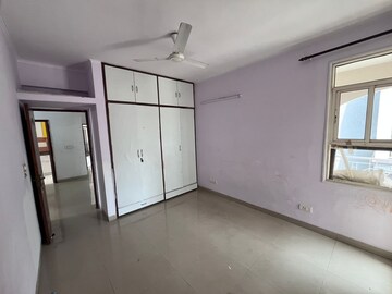 Room in 3 BHK Apartment at Hamlin Apartment, Sector 43 – for Rent