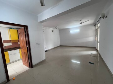 Room in 3 BHK Apartment at Hamlin Apartment, Sector 43 – for Rent