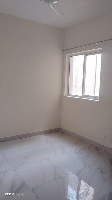 Room in 3 BHK Apartment at Paras Tierea, Sector 137 – for Rent
