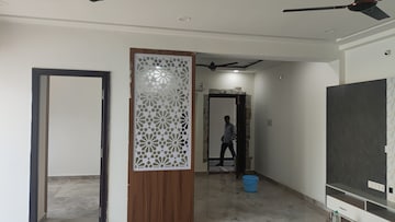 Room in 2 BHK Apartment at Alkapuri – for Rent