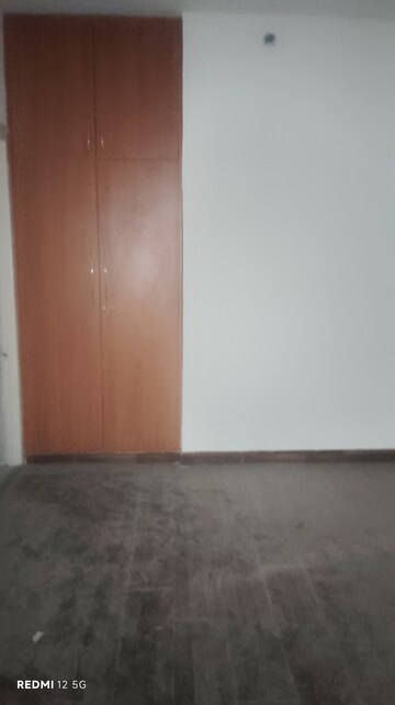 Room in 3 BHK Apartment at Paras Tierea, Sector 137 – for Rent