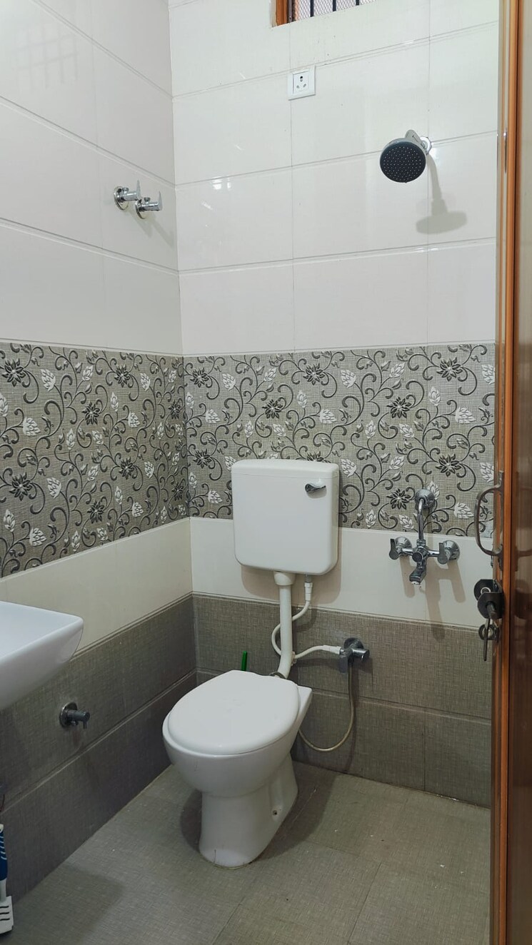 Bathroom, sushant golf city 3 Bedroom 2000 Sq.Ft. Independent House In Sushant Golf City Lucknow 8627831