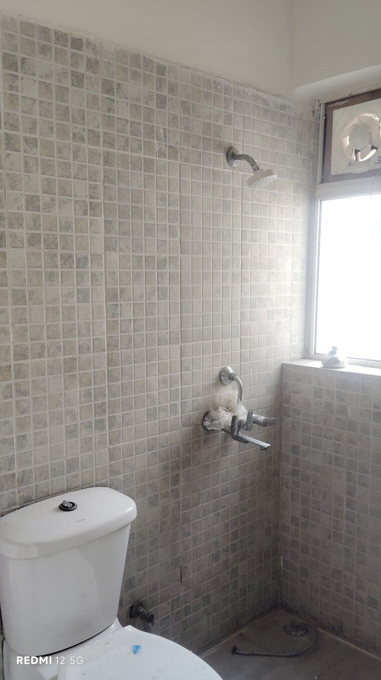 Bathroom, paras-tierea 3 Bedroom 1285 Sq.Ft. Apartment In Sector 137 Noida 8627851