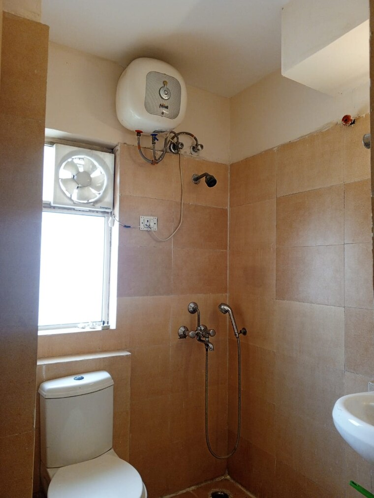 Bathroom, paras-tierea 1 Bedroom 450 Sq.Ft. Apartment In Sector 137 Noida 8627944