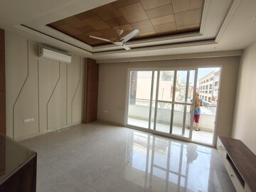 Room in 4 BHK Apartment at Ansal API Versalia, Sector 67a – for Rent