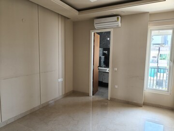 Room in 4 BHK Apartment at Ansal API Versalia, Sector 67a – for Rent