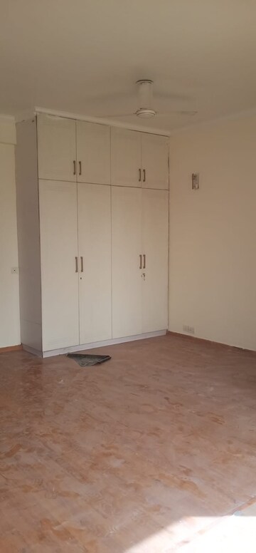 Room in 5 BHK Villa at Unitech Nirvana Country Cedar Crest, Sector 50 – for Rent