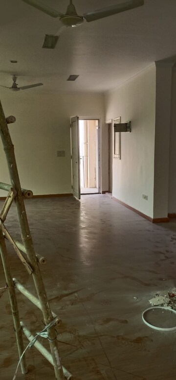 Building Lobby in 5 BHK Villa at Unitech Nirvana Country Cedar Crest, Sector 50 – for Rent