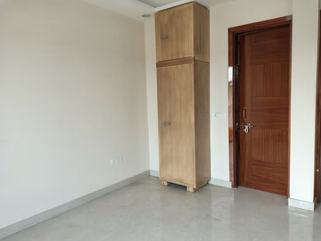 Room in 3 BHK Builder Floor at Sector 10a – for Rent