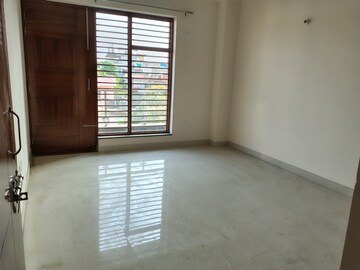 Room in 3 BHK Builder Floor at Sector 10a – for Rent