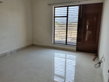 Room in 3 BHK Builder Floor at Sector 10a – for Rent