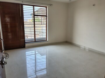 Room in 3 BHK Builder Floor at Sector 10a – for Rent