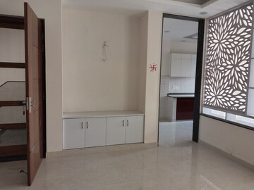 Room in 3 BHK Builder Floor at Sector 10a – for Rent