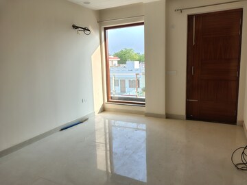 Room in 3 BHK Builder Floor at Sector 10a – for Rent