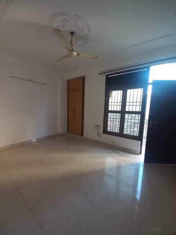Room in 3 BHK Apartment at Niti Khand Iii – for Rent