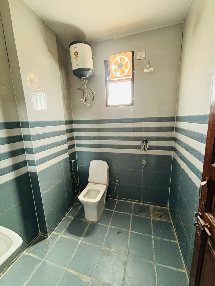 Bathroom, piramal-aranya 2 Bedroom 898 Sq.Ft. Apartment In Byculla Mumbai 8628540