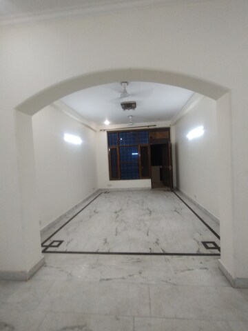 Building Lobby in 2.5 BHK Builder Floor at Ansal Sushant Lok I, Sector 43 – for Rent