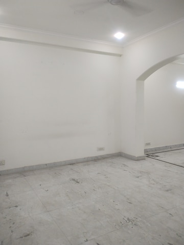 Building Lobby in 2.5 BHK Builder Floor at Ansal Sushant Lok I, Sector 43 – for Rent
