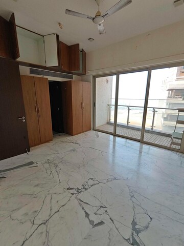 Room in 3 BHK Apartment at Lodha Bellissimo, Mahalaxmi – for Rent