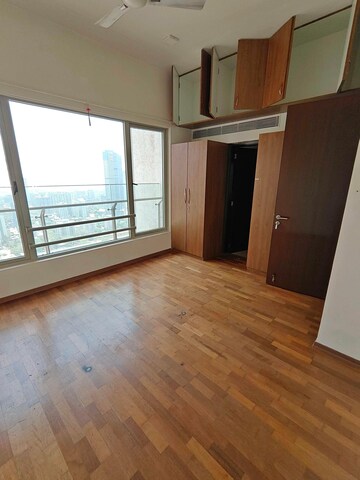 Room in 3 BHK Apartment at Lodha Bellissimo, Mahalaxmi – for Rent