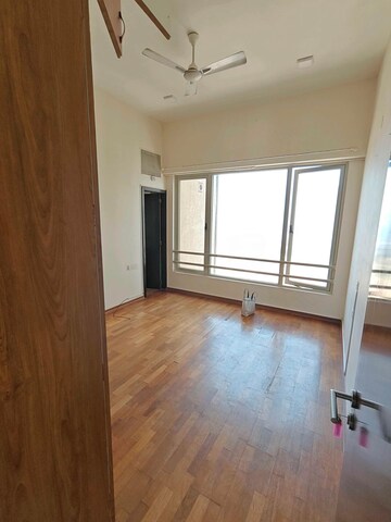 Room in 3 BHK Apartment at Lodha Bellissimo, Mahalaxmi – for Rent