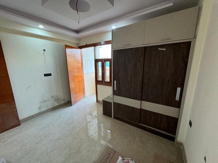 Room, sector 73 2 Bedroom 1050 Sq.Ft. Builder Floor In Sector 73 Noida 8628863