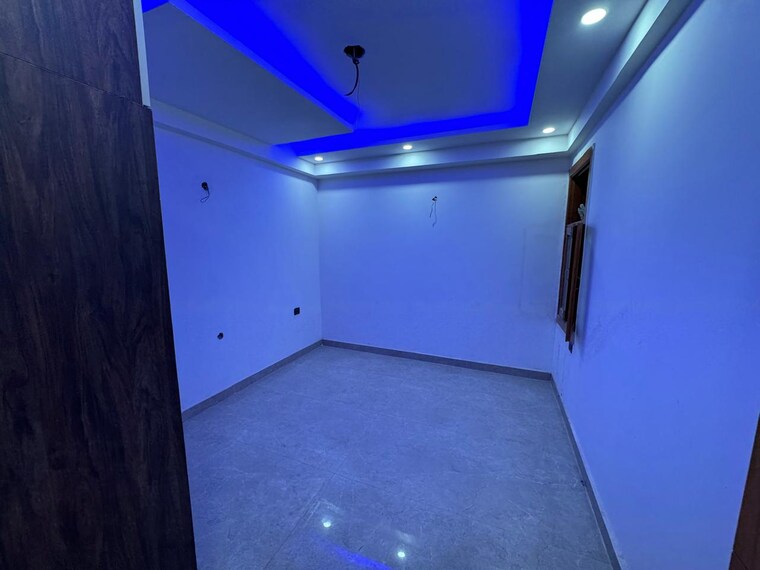 Room, sector 73 2 Bedroom 1050 Sq.Ft. Builder Floor In Sector 73 Noida 8628863