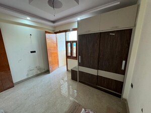 Room in 2 BHK Builder Floor at Sector 73 – for Sale
