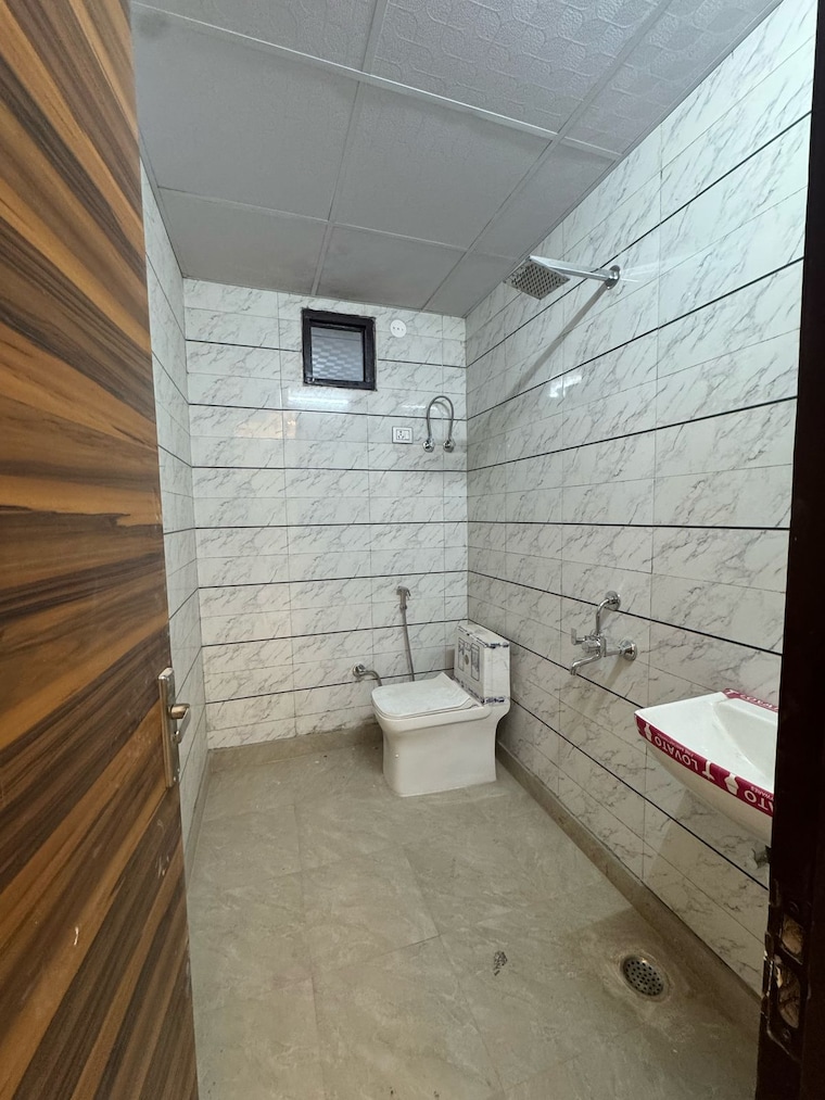 Bathroom, sector 73 3 Bedroom 1550 Sq.Ft. Builder Floor In Sector 73 Noida 8628984