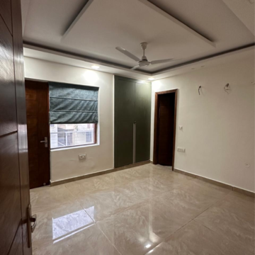 Room in 4 BHK Builder Floor at Green Fields Colony – for Rent