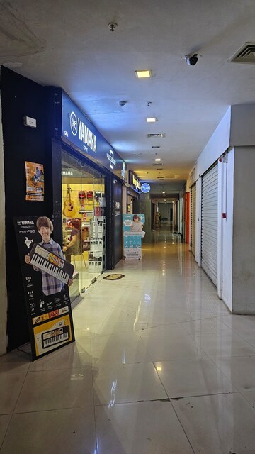  Showroom For Rent in Express Zone, Malad East