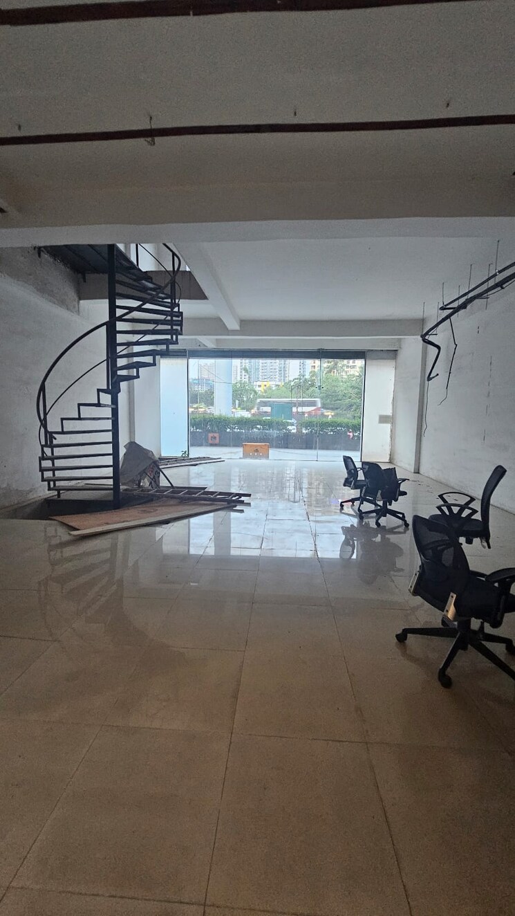 Team Area, express-zone Commercial Showroom 1600 Sq.Ft. In Malad East Mumbai 8629361