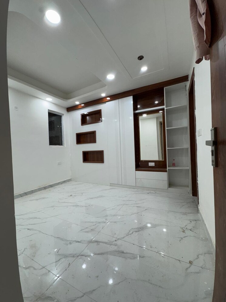 Room, sector 73 2 Bedroom 1050 Sq.Ft. Builder Floor In Sector 73 Noida 8629442