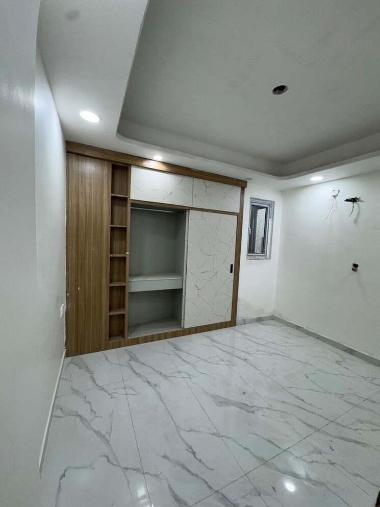 Room, sector 73 2 Bedroom 1050 Sq.Ft. Builder Floor In Sector 73 Noida 8629442