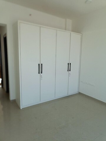 Room in 3 BHK Apartment at Indiabulls Blu, Worli – for Rent