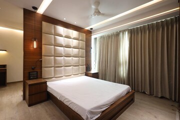 Bedroom in 4 BHK Apartment at Andheri West – for Rent