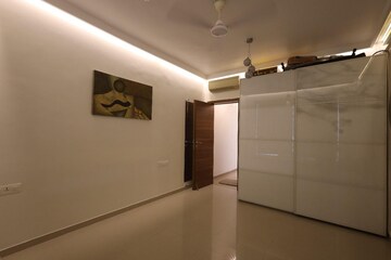 Bedroom in 4 BHK Apartment at Andheri West – for Rent