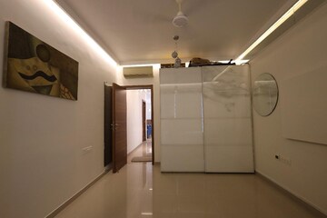 Bedroom in 4 BHK Apartment at Andheri West – for Rent